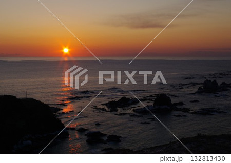 昇る朝日が海面を照らす朝焼けの襟裳岬2 132813430