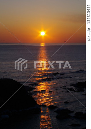 昇る朝日が海面を照らす朝焼けの襟裳岬4 昇る朝日が海面を照らす朝焼けの襟裳岬4 132813432