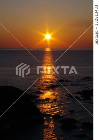 昇る朝日が海面を照らす朝焼けの襟裳岬5 132813433
