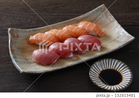マグロとサーモンの寿司 132813481