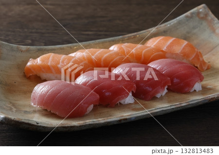 マグロとサーモンの寿司 マグロとサーモンの寿司 132813483