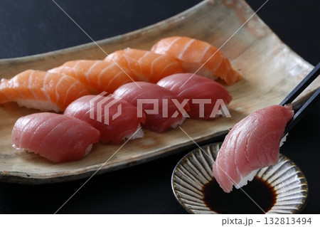 マグロとサーモンの寿司 132813494