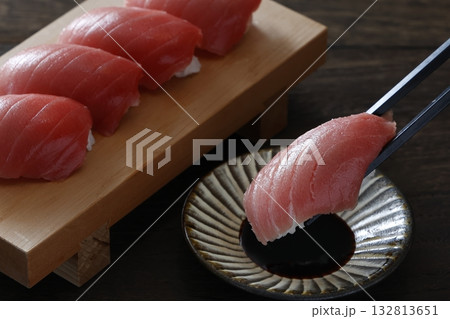 マグロの握り寿司マグロの握り寿司 132813651