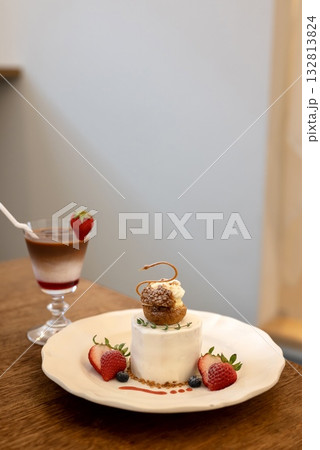 苺が彩るケーキと苺ロイヤルミルクティー 132813824