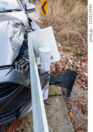 ガードレールに衝突し左前方が破損した乗用車 ガードレールに衝突し左前方が破損した乗用車 132813949
