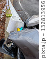 破損した乗用車と初心者マーク 132813956