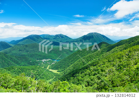 栃木県日光市　奥日光の湯元温泉と日光連山 132814012
