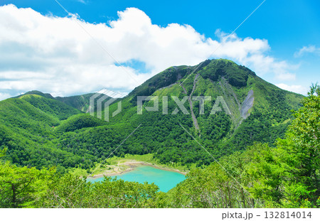 栃木県と群馬県の県境を跨ぐ日光白根山と五色沼 132814014