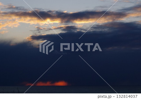 襟裳岬の西側に夕日が沈むオレンジの残像5 襟裳岬の西側に夕日が沈むオレンジの残像5 132814037