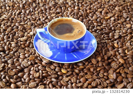 Close-up and top view of hot black coffee in blue coffee cup and roasted Thai coffee beans 132814230
