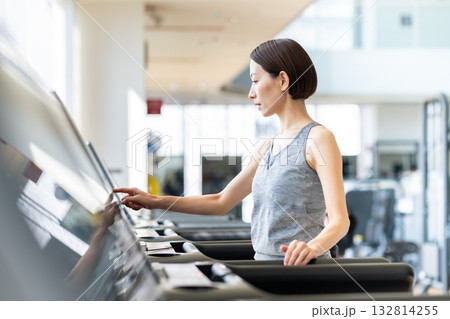 ジムで走るミドルの女性　撮影協力：スポーツクラブ&サウナスパ ルネサンス 幕張24 132814255