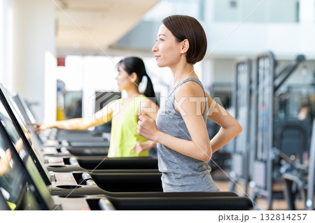 ジムで走るミドルの女性 撮影協力:スポーツクラブ&サウナスパ ルネサンス 幕張24 ジムで走るミドルの女性 撮影協力:スポーツクラブ&サウナスパ ルネサンス 幕張24 132814257