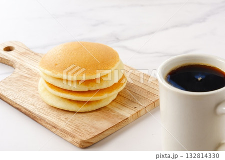 パンケーキとコーヒー - ふわふわの食感の美味しいパンケーキと、淹れたてのコーヒーでコーヒーブレイク 132814330