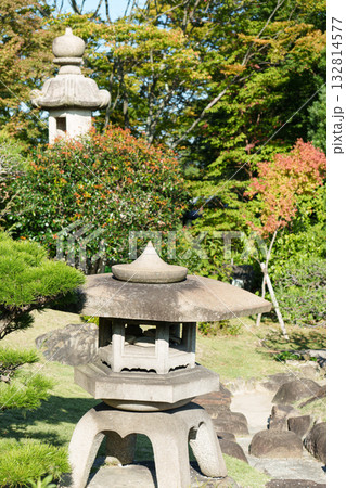 神戸・須磨離宮公園の日本庭園と少し色づき始めた紅葉 132814577