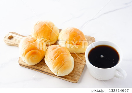 コーヒーとバターロール - 熱々のバターロールと、香りのよいコーヒーが用意された朝食のテーブル コーヒーとバターロール - 熱々のバターロールと、香りのよいコーヒーが用意された朝食のテーブル 132814697