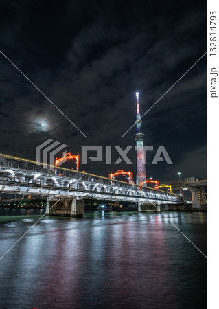 隅田川から見たスカイツリーと夜景 132814795