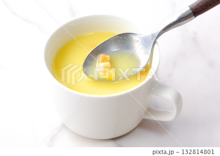 熱々のコーンクリームスープ 熱々のコーンクリームスープ 132814801