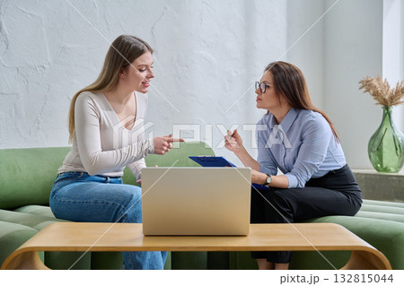 Young female patient during psychotherapy session with psychologist 132815044