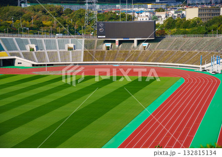 上から見た神戸総合運動公園の陸上競技場スタンド 132815134