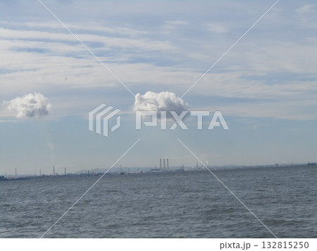稲毛海岸での青空と白い雲 132815250