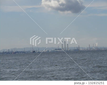 稲毛海岸での青空と白い雲 132815251