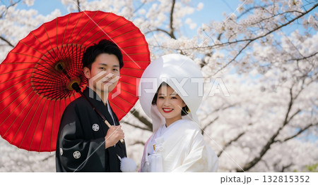 春爛漫・白無垢の花嫁と満開の桜 春爛漫・白無垢の花嫁と満開の桜 132815352