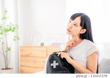 防災リュックを持つ若い女性 132815376