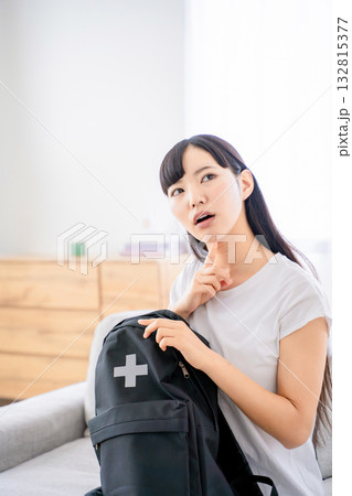 防災リュックを持つ若い女性 132815377