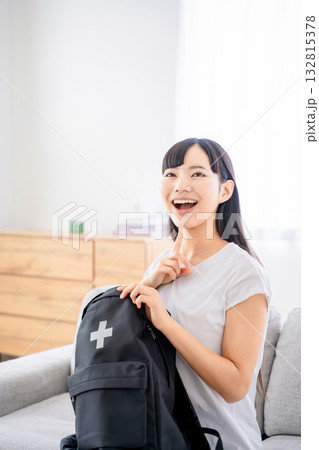 防災リュックを持つ若い女性 132815378