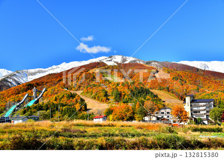 白馬八方温泉街より白馬八方尾根スキー場方面を望む(長野県白馬村)【2025.11】 白馬八方温泉街より白馬八方尾根スキー場方面を望む(長野県白馬村)【2025.11】 132815380