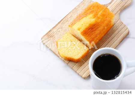 パウンドケーキとコーヒー - ふんわりしたパウンドケーキと淹れたてのコーヒーで、おやつの時間 パウンドケーキとコーヒー - ふんわりしたパウンドケーキと淹れたてのコーヒーで、おやつの時間 132815434