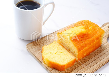 パウンドケーキとコーヒー - ふんわりしたパウンドケーキと淹れたてのコーヒーで、おやつの時間 パウンドケーキとコーヒー - ふんわりしたパウンドケーキと淹れたてのコーヒーで、おやつの時間 132815435