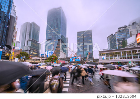 日本の東京都市景観日照不足続く…雨の中、横断を楽しむ外国人観光客で溢れるスクランブル交差点＝26日 132815604