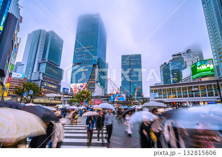 日本の東京都市景観日照不足続く…雨の中、横断を楽しむ外国人観光客で溢れるスクランブル交差点=26日 日本の東京都市景観日照不足続く…雨の中、横断を楽しむ外国人観光客で溢れるスクランブル交差点=26日 132815606