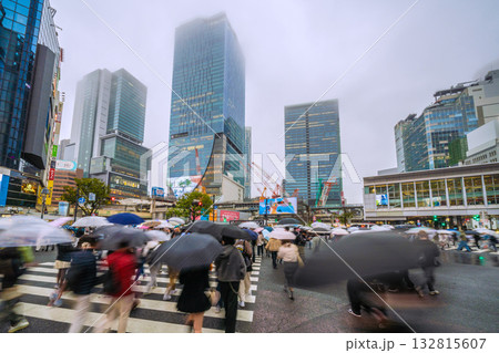 日本の東京都市景観日照不足続く…雨の中、横断を楽しむ外国人観光客で溢れるスクランブル交差点=26日 日本の東京都市景観日照不足続く…雨の中、横断を楽しむ外国人観光客で溢れるスクランブル交差点=26日 132815607