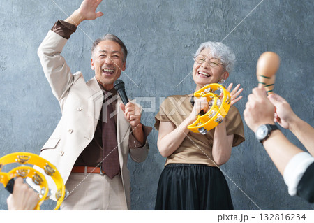 カラオケで元気に歌う高齢者たち カラオケで元気に歌う高齢者たち 132816234