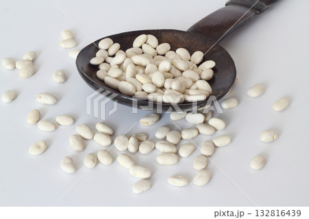 white kidney bean in wooden spoon isolated on white background. Top view. Flat lay 132816439