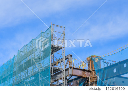 青空と鉄骨建方工事 132816500