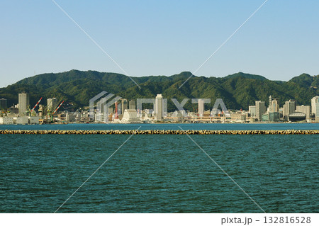 海側から見た神戸の風景 132816528