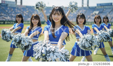 スタジアムで踊るチアリーダーたち 132816606