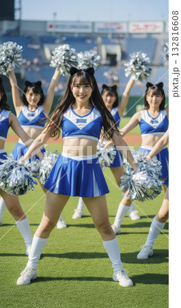 スタジアムで踊るチアリーダーたち 132816608