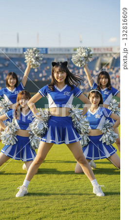 スタジアムで踊るチアリーダーたち スタジアムで踊るチアリーダーたち 132816609