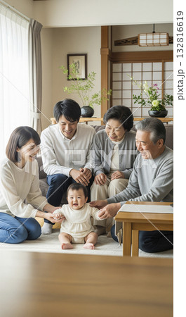 リビングで笑顔で赤ちゃんを囲む三世代家族 132816619