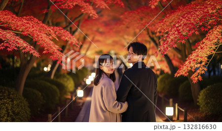 紅葉のライトアップを見にきたカップル 132816630