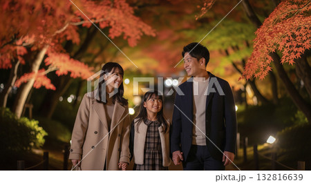 紅葉のライトアップを見にきた家族 紅葉のライトアップを見にきた家族 132816639