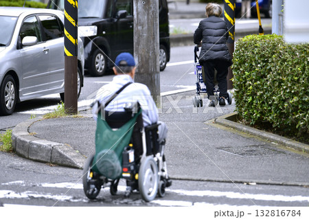 日本の横浜都市景観 高齢化社会（買い物に出かける高齢女性。街には車椅子の男性も…）＝横浜市内 132816784
