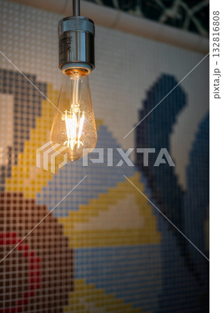 カラフルなタイルの壁面が背景のLED照明 132816808