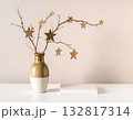 星形オーナメントと白い花瓶のミニマルなクリスマスデコレーション 132817314