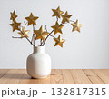 星形オーナメントと白い花瓶のミニマルなクリスマスデコレーション 132817315