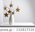 星形オーナメントと白い花瓶のミニマルなクリスマスデコレーション 132817316